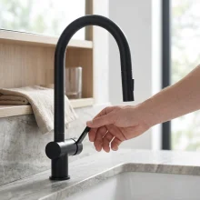Mayhill-Black-pull-out-Kitchen-Tap-life2.webp