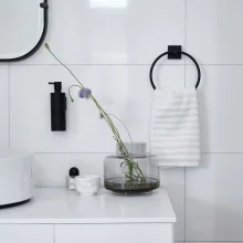 Smedbo-House-Matt-Black-Towel-Ring-Lifestyle-2.webp