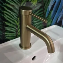 anatra-eco-mono-basin-mixer-brushed-brass-lifestyle.webp