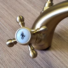 brass001-taphead1.webp