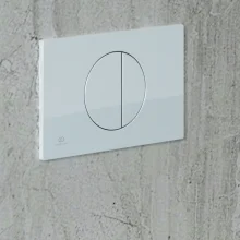 ideal-standard-oleas-m5-white-round-dual-flush-plate-lifestyle.webp