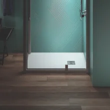 ideal-standard-ultra-flat-evo-1000-x-700mm-pure-white-rectangle-shower-tray-lifestyle-3.webp