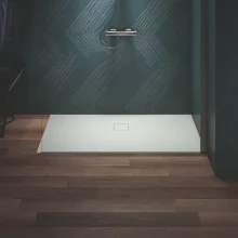 ideal-standard-ultra-flat-evo-1400-x-700mm-silk-white-rectangle-shower-tray-lifestyle-2.webp