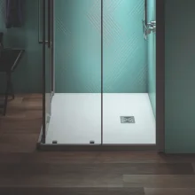 ideal-standard-ultra-flat-s-1000-x-1000mm-pure-white-square-shower-tray-lifestyle-2.webp