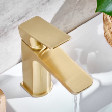 Scudo Muro Brushed Brass Bath Tap