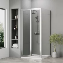 nuie-rene-chrome-900mm-bi-fold-door-890mm-side-panel-and-tray-lifestyle.webp