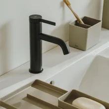 roca-ona-black-basin-mixer-tap-lifestyle-2.webp