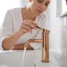 roca-ona-rose-gold-basin-mixer-tap-lifestyle-2.webp