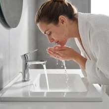 roca-the-gap-700mm-1th-washbasin-lifestyle.webp