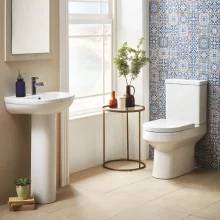 scudo-short-d-shaped-soft-close-seat-lifestyle.webp