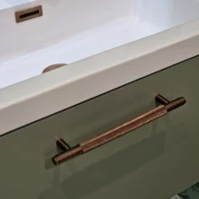 scudo_knurled_160mm_brush_bronze-lifestyle_close.webp