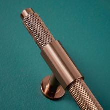 Scudo Knurled Brushed Bronze Round Handle