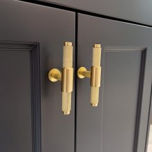 scudo_knurled_96mm_t_bar_brushed_brass-lifestyle_close.png