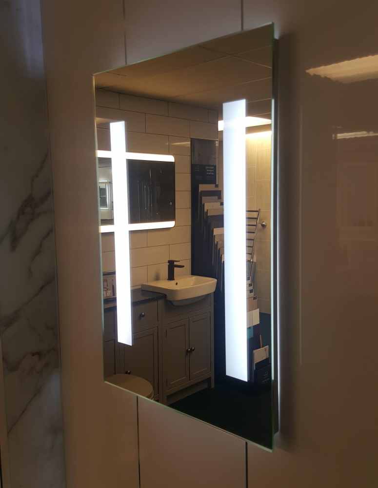 Thornton Illuminated Bathroom Mirror Battery Powered 600 x 400
