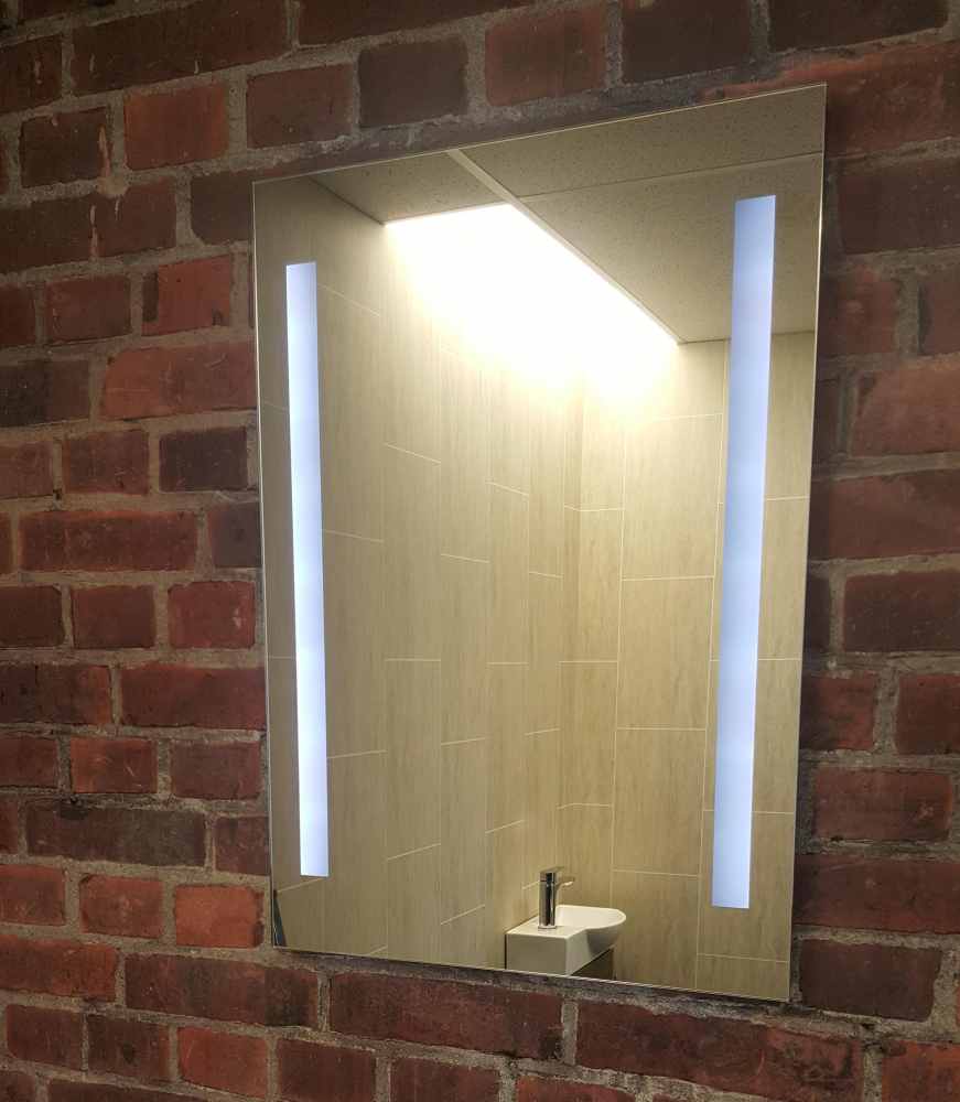Horton Illuminated Mirror Battery Powered 700 x 500 Croydex