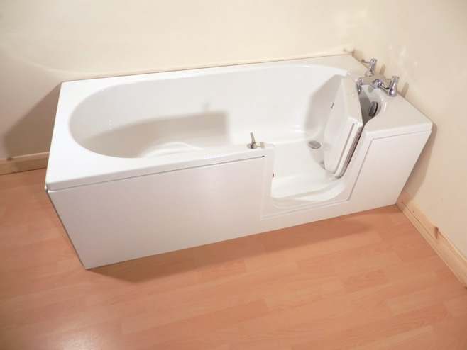 Avrail Walk-in Bath - Easy Access Bath Including Front Panel (1695 x 700mm)